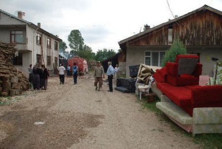 Bolu'da Ahır Ve Samanlık Yangında Kül Oldu