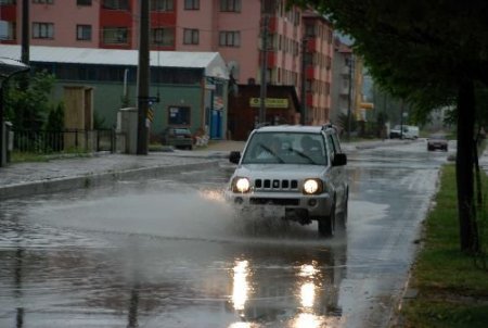 Bolu'da Bazı Evlerin Bodrum Katlarını Su Bastı