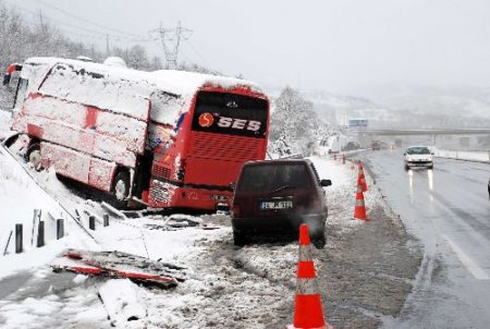 Bolu'da Otobüs Yoldan Çıktı