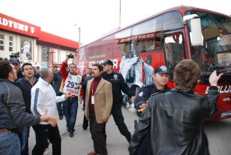 Boluspor Berabere Kalınca Taraftar Takım Otobüsüne Saldırdı