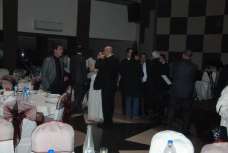 Bomba ihbarı yapılan restoran da polisler arama yaptı