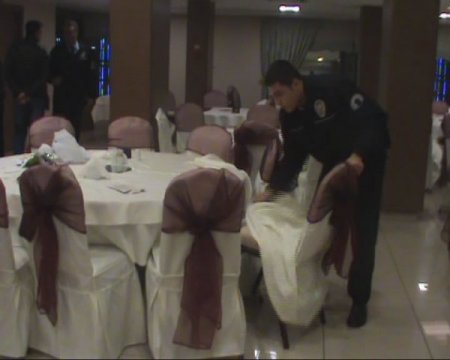 Bomba ihbarı yapılan restoran da polisler arama yaptı