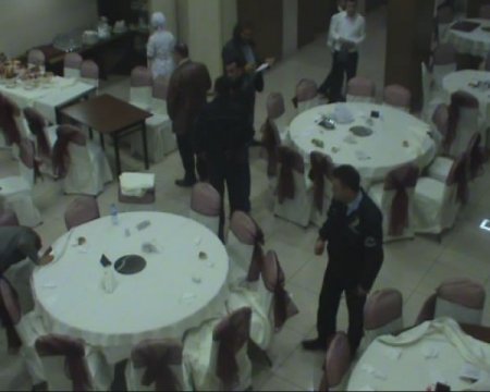 Bomba ihbarı yapılan restoran da polisler arama yaptı