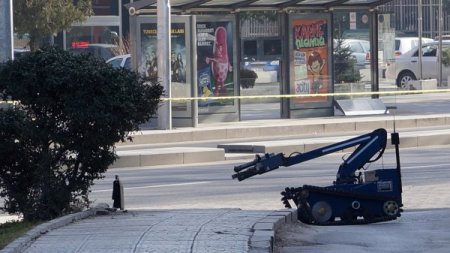 Bomba imha robotunun aküsü bitince devreye insan eli girdi