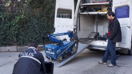Bomba imha robotunun aküsü bitince devreye insan eli girdi