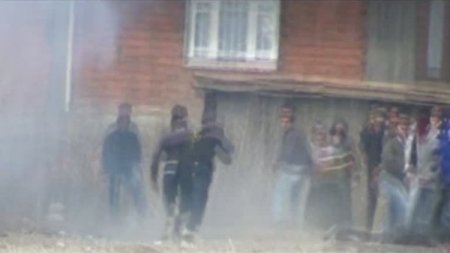 Bombanın Göstericinin Elinde Patlama Anı Görüntülendi