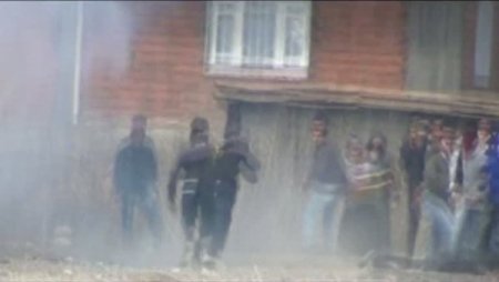 Bombanın Göstericinin Elinde Patlama Anı Görüntülendi