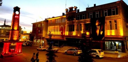 Bor Belediyesi tarihi mekanları ışıklandırıyor