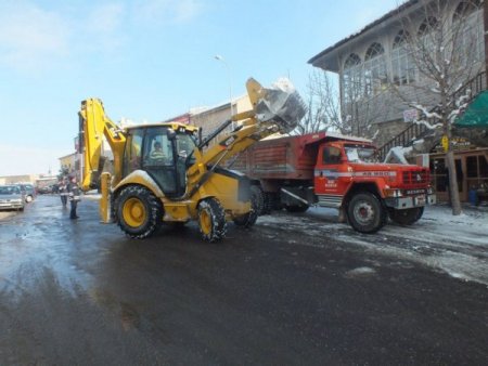 Bor 'da cadde ve sokaklardaki kar ve buzlar temizleniyor