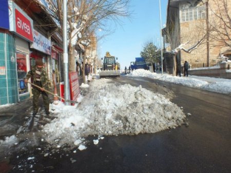 Bor 'da cadde ve sokaklardaki kar ve buzlar temizleniyor