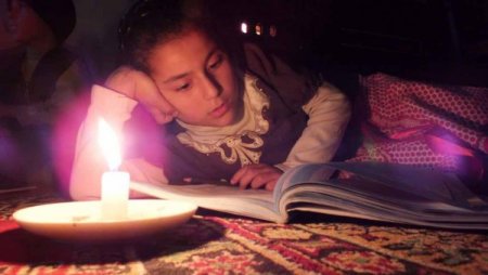 Borç yüzünden elektrikleri kesilen 7 çocuklu aile, mum ışığında yaşıyor