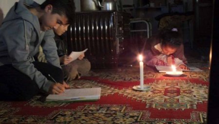 Borç yüzünden elektrikleri kesilen 7 çocuklu aile, mum ışığında yaşıyor