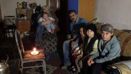 Borç yüzünden elektrikleri kesilen 7 çocuklu aile, mum ışığında yaşıyor