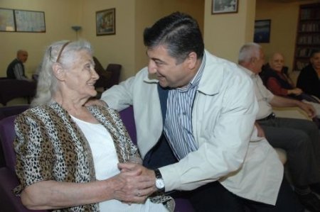Bornova Belediye Başkanı, Anneler Günü'nde Huzurevini Ziyaret Etti