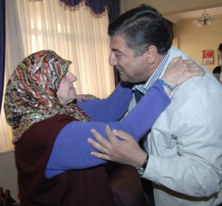Bornova Belediye Başkanı, Anneler Günü'nde Huzurevini Ziyaret Etti