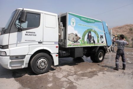 Bornova Belediyesi Çöp Konteynerlerini Dezenfekte Ediyor