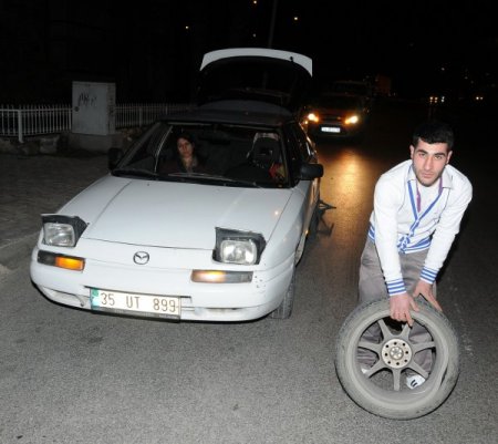 Bornova Belediyesi'nin Kapatmadığı Çukur Araçlara Kaza Yaptırıyor