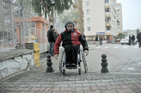 Bornova ilçesinde kaldırımlar ve yollar engellilere uygun hale getirildi