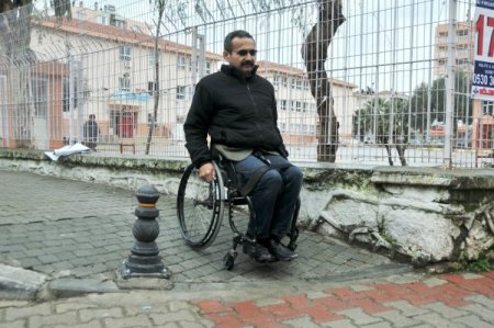 Bornova ilçesinde kaldırımlar ve yollar engellilere uygun hale getirildi