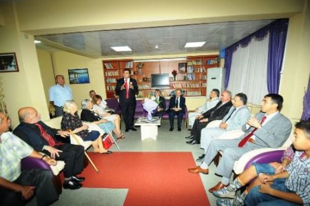 Bornova Kaymakamı Ve Belediye Başkanı Huzurevini Ziyaret Etti