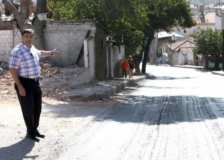 Bornova’da 28 ev yıkıldı, dört mahallenin darboğazı genişledi