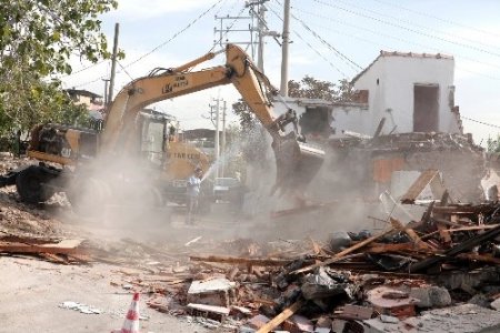 Bornova’da 28 ev yıkıldı, dört mahallenin darboğazı genişledi