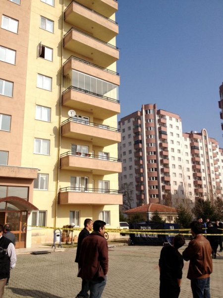 Borsa uzmanı, yedinci kattan düşerek hayatını kaybetti
