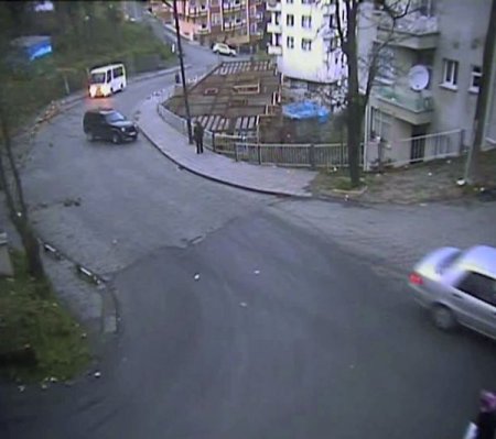 Boş Kaldırımda Yürürken Aniden Durup Bekleyen Kadına, Kayarak Gelen Cip Çarptı