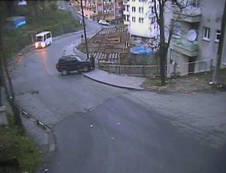 Boş Kaldırımda Yürürken Aniden Durup Bekleyen Kadına, Kayarak Gelen Cip Çarptı