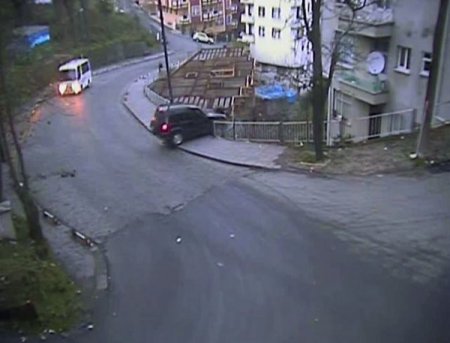 Boş Kaldırımda Yürürken Aniden Durup Bekleyen Kadına, Kayarak Gelen Cip Çarptı