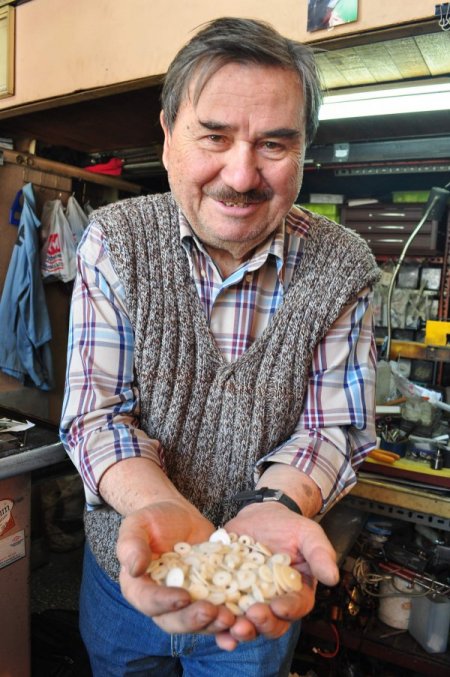 Boş Zamanını Geçirmek İçin Açtığı Dükkandan Ünlü Firmalara Plastik Dişli Satıyor