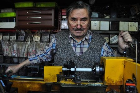 Boş Zamanını Geçirmek İçin Açtığı Dükkandan Ünlü Firmalara Plastik Dişli Satıyor