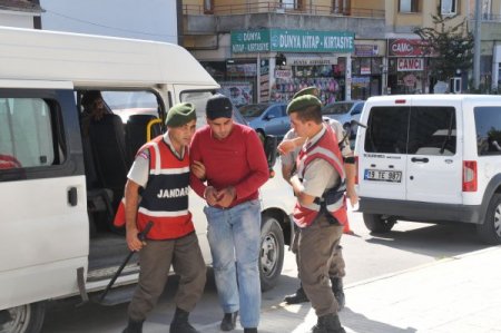 Boşandığı eşini 3 yerinden bıçaklayan şahıs adliyeye çıkarıldı