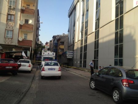 Boşanmak istediği eşini silahla vurdu: Bir ölü, 2 yaralı