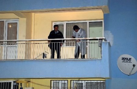 Boşanmak İsteyen Eşini 27 Yerinden Bıçakladıktan Sonra Balkondan Attı