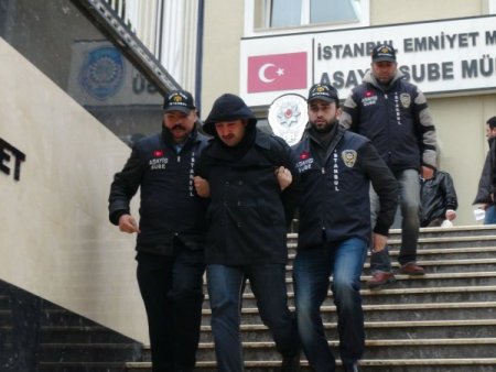 Boşanmak isteyen eşini öldürdü