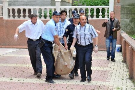 Boşanmak Üzere Olduğu Eşi İle Oğlunu Öldürüp İntihar Etti