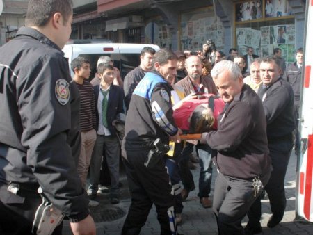 Boşanmak üzere olduğu eşini pompalı tüfekle vurdu