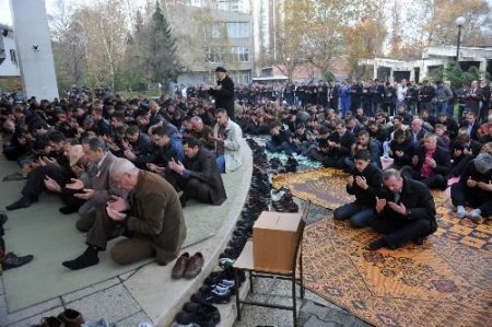 Bosna'da Müslümanlar Camilere Akın Etti