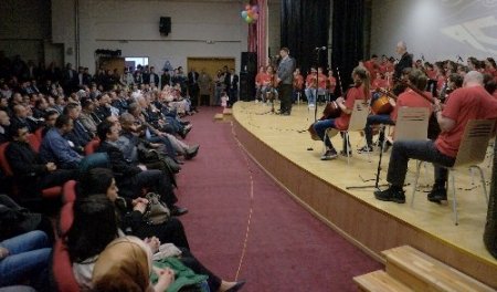 Bosnalı çocukların okuduğu 4 dilde ilahi ve şarkılar, dinleyenleri coşturdu