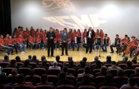 Bosnalı çocukların okuduğu 4 dilde ilahi ve şarkılar, dinleyenleri coşturdu