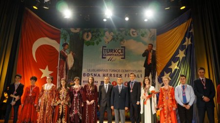 Bosnalı yetim öğrencinin 'Anne' şiiri öğretmenini ağlattı