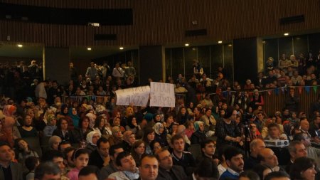 Bosnalı yetim öğrencinin 'Anne' şiiri öğretmenini ağlattı