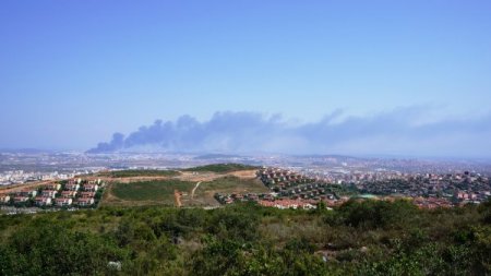 Boya Fabrikası Yangınında Çıkan Duman Gökyüzünü Kapladı