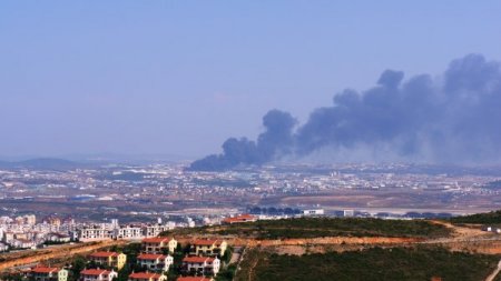 Boya Fabrikası Yangınında Çıkan Duman Gökyüzünü Kapladı