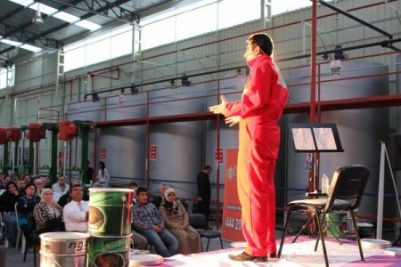 Boya Fabrikasında Tek Kişilik Gösteri Yaptı