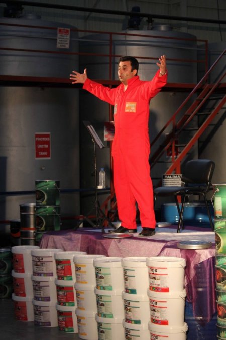Boya Fabrikasında Tek Kişilik Gösteri Yaptı