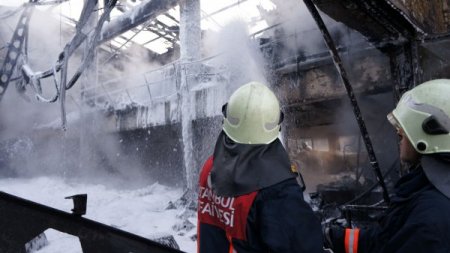 Boya fabrikasındaki yangın kontrol altında