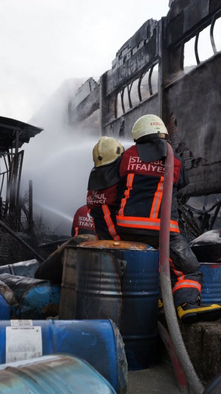 Boya fabrikasındaki yangın kontrol altında