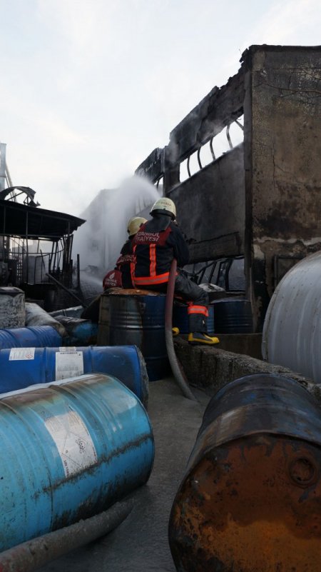 Boya fabrikasındaki yangın kontrol altında